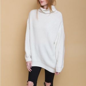 BLQ Basiq.Ivory heavy knit and a boxy fit. 35% acrylic 35% nylon 30% wool